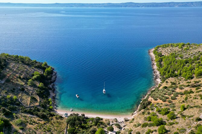 3 Islands Speedboat Tour: Golden Horn, Blue Lagoon & Jelsa Town - Zlatni Rat, Brac’s famous pointed beach