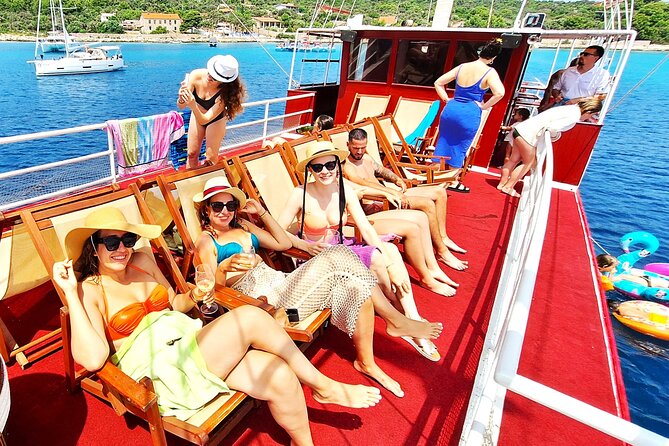 All-Inclusive Blue Lagoon & 3 Island Boat Tour with Food & Drinks - St. Fumija is a quieter final swim