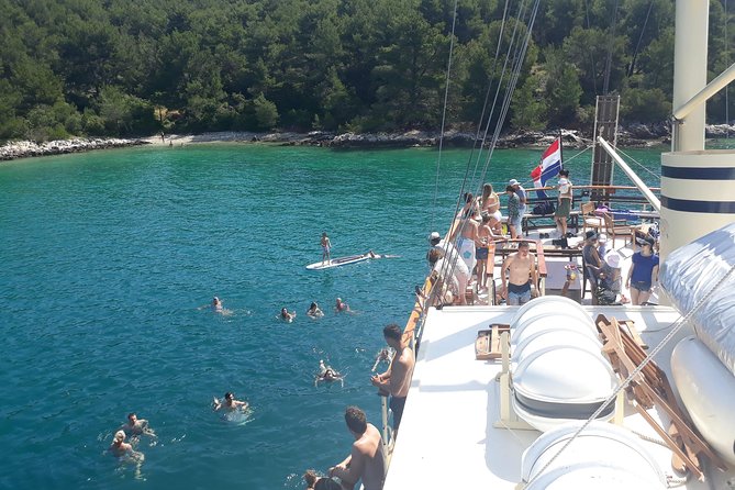 All Inclusive Brac and Solta islands swimming cruise - The return sail to Split