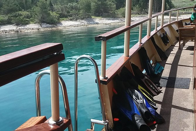 All Inclusive Brac and Solta islands swimming cruise - The boat, seating, and onboard comfort