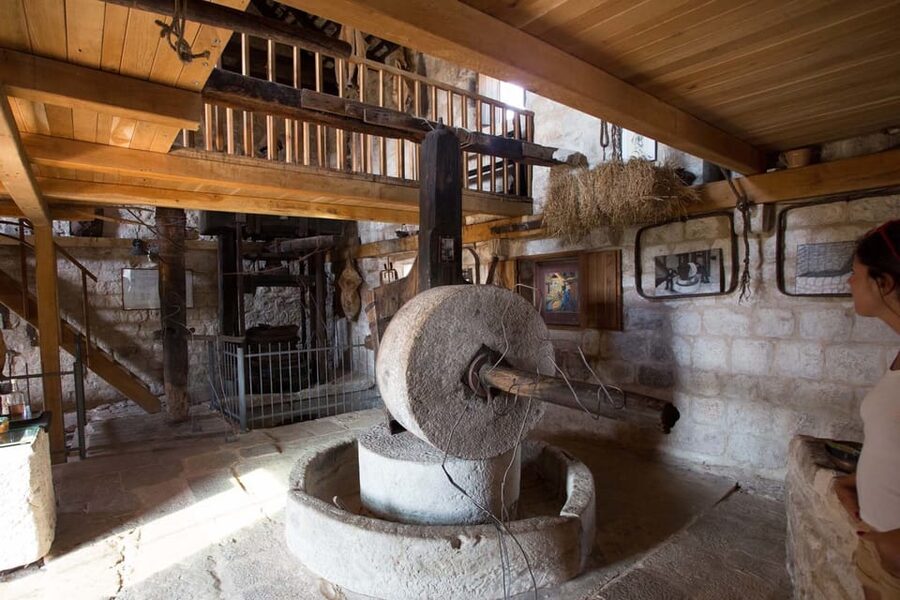 Brač: Island Exploration Tour by Four-Wheel Drive Jeep - Lunch at a family farm above Milna