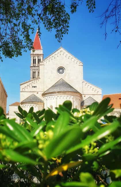 Discover Trogir: Guided Walking Tour of a Medieval Gem - Reading the old town’s stone streets and palaces