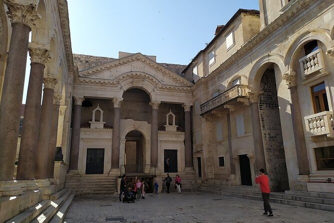 Experience Split With Local Professional Historian - Small Group - The cellars and the palace below street level