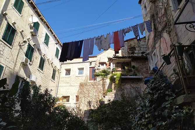 Experience Split With Local Professional Historian - Small Group - Vestibule and the emperor’s private quarters