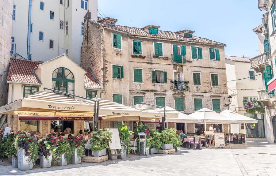 From Makarska : Split City Guided Tour & Free Time - Starting in the old city with a 1-hour-30-minute walk