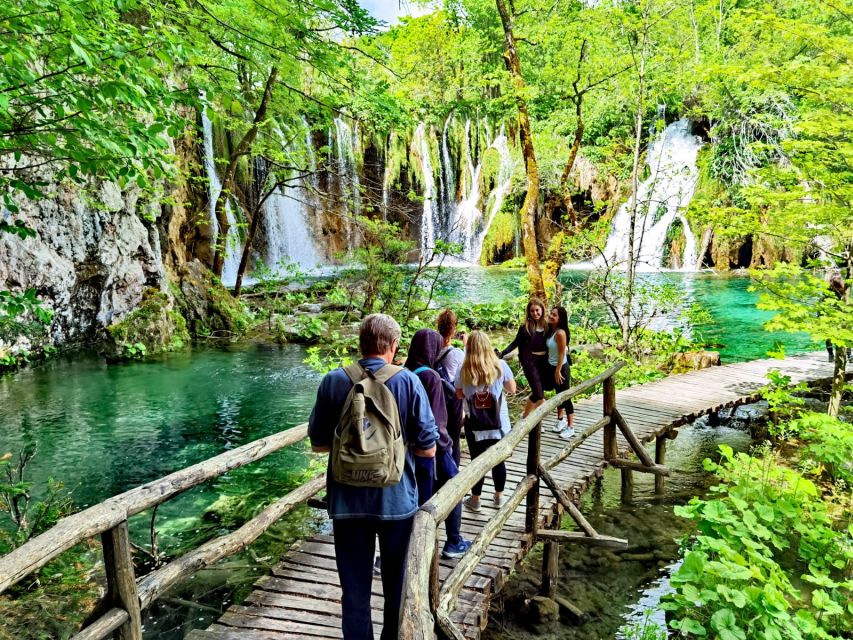From Split/Trogir/Omiš: Plitvice Lakes Guided Group Tour - Entering the park and finding your route