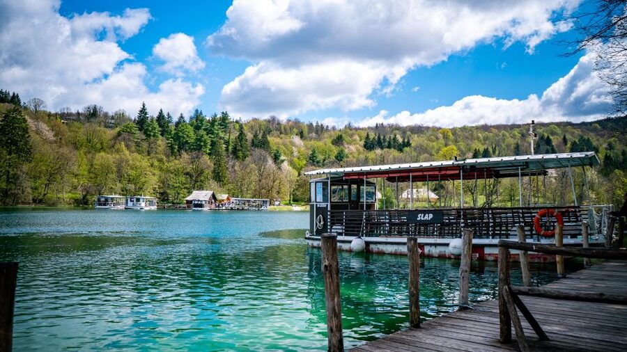 From Split/Trogir/Omiš: Plitvice Lakes Guided Group Tour - The boat cruise across the connected lakes