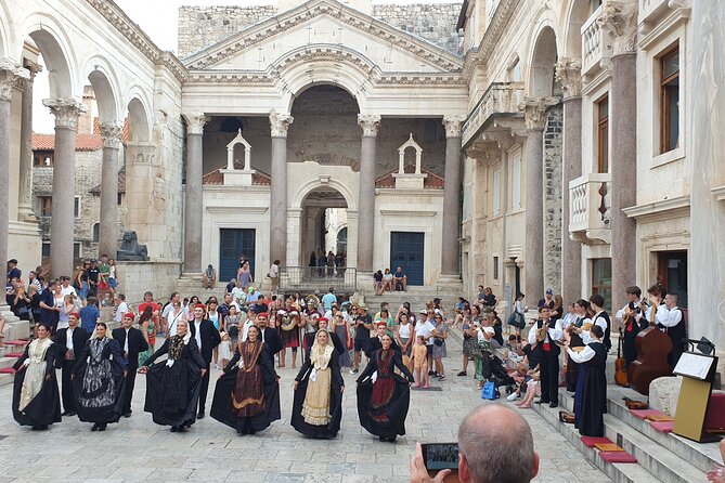 History Split Walking Tour in French -Small group - The Vestibule and the sound of Dalmatia