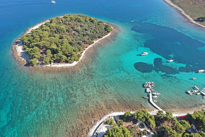 Islands Brač, Šolta & Blue lagoon - Private speedboat tour - Maslinica and its restored castle