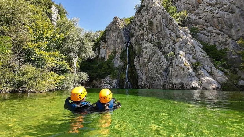 Iz Omisa/Zadvarija: Extremni Canyoning na rijeci Cetini - Swimming, walking, and sliding through the Cetina canyon