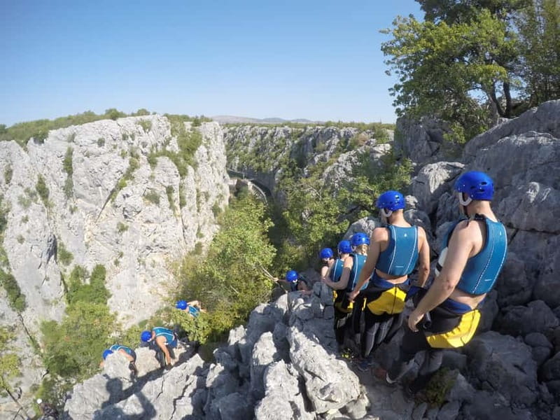 Iz Omisa/Zadvarija: Extremni Canyoning na rijeci Cetini - Gubavica Waterfall and the cave behind the water