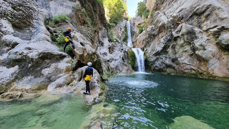 Iz Omisa/Zadvarija: Extremni Canyoning na rijeci Cetini - Why the small group and safety setup matter