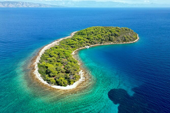 Makarska: 3-Island Speedboat Tour with Cave and Blue Lagoon - Jelsa gives you 50 minutes on dry land