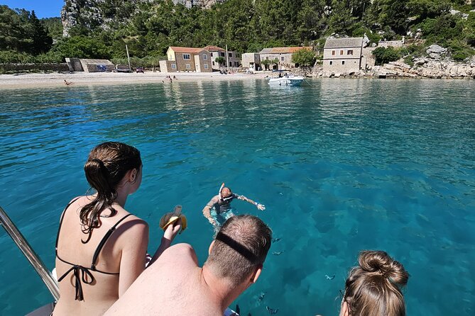 Makarska: 3 Island Speedboat Tour with Little Blue Cave & Lagoon - Jelsa: the one-hour pause that breaks up the swimming