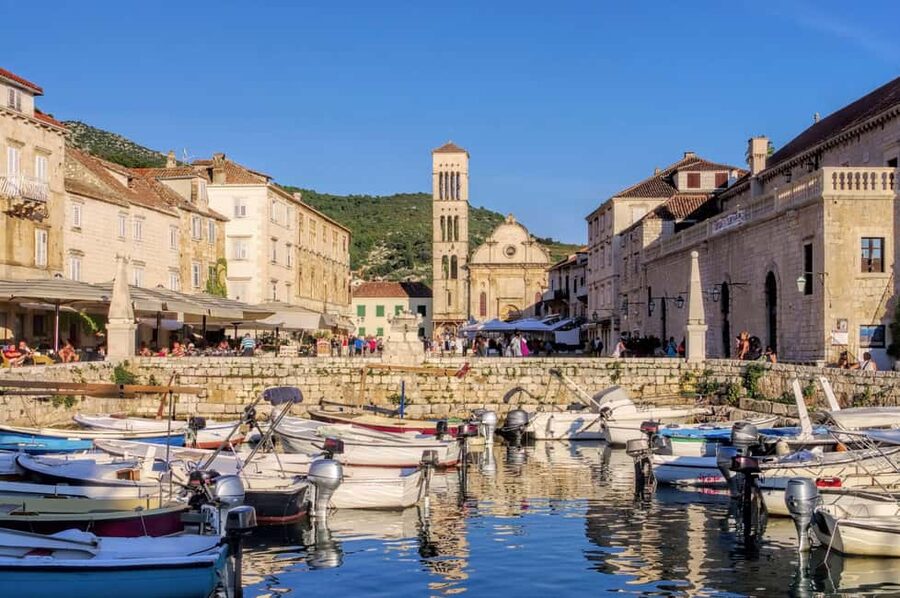 Makarska: 5-Islands Tour, Blue Cave, Vis, Hvar & Brač - Stiniva Cove is a scenic pass, not a beach break