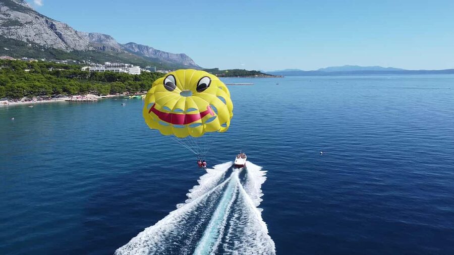 Makarska: Parasailing Experience - MPL Nautika - Leaving Makarska harbor by boat