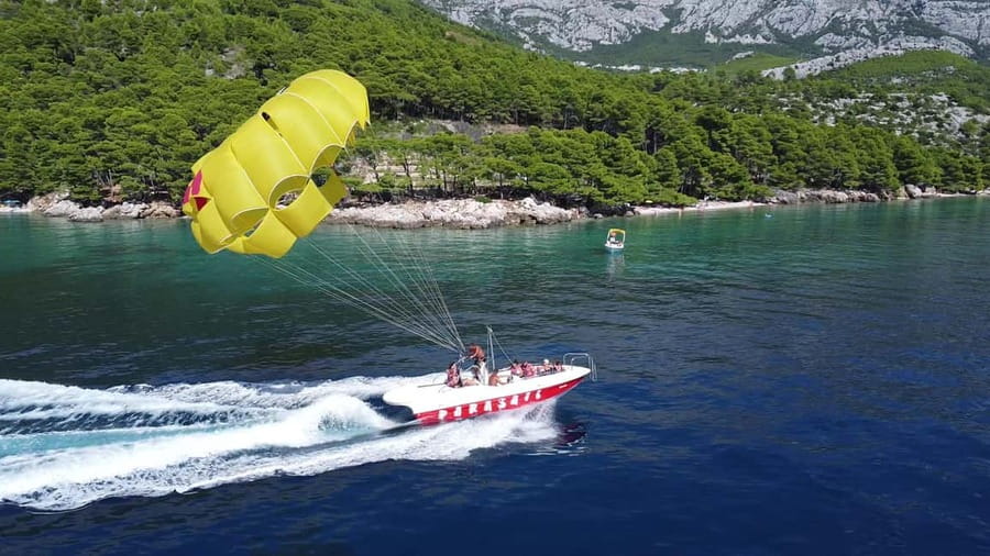 Makarska: Parasailing Experience - MPL Nautika - Returning to the boat after the flight