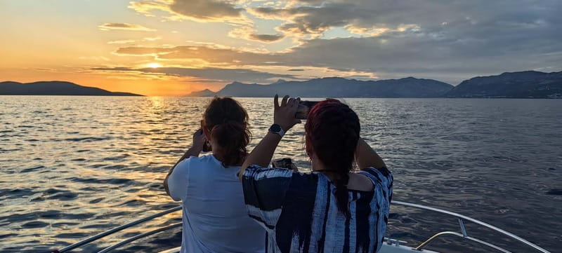 Makarska: Speedboat Sunset Tour to hidden bay on island Brač - The skipper can shape the evening