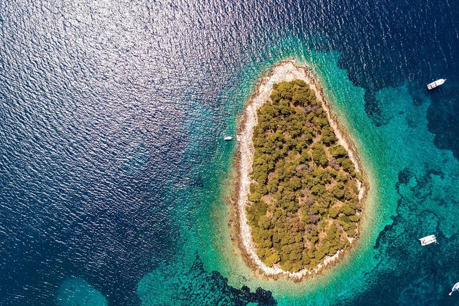Private 3 islands Tour With Speed boat to Blue Lagoon and Solta from Split or Trogir - Drvenik Mali and the Čelica lighthouse