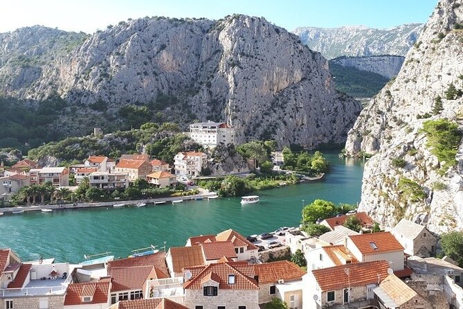 Private Arrival Transfer: Split Airport to Split, Trogir, Makarska,Tucepi and Baska Voda Hotels - What the one-way booking includes