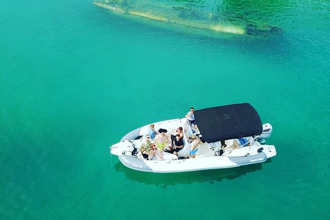 Private Boat tour to the Blue Lagoon & Solta - Swim, Snorkel, Tan and Relax! - Stomorska: lunch beside the water