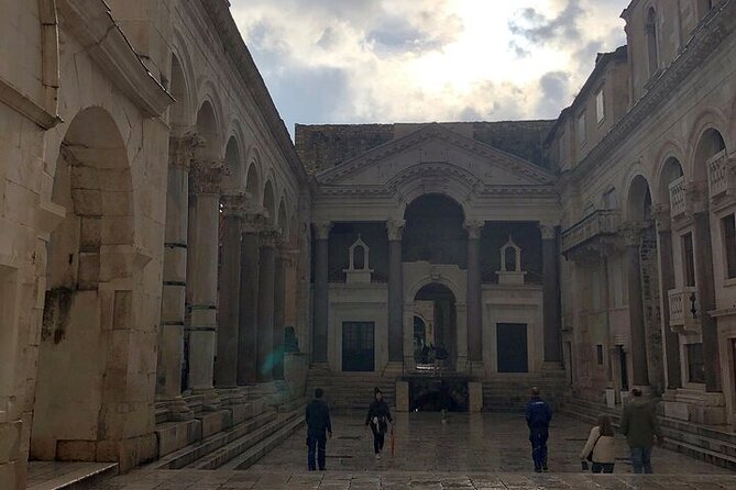 Private History Split Walking Tour in Italian - Small group - What the Italian guiding adds
