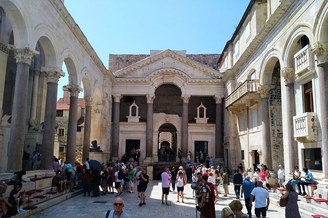 Private History tour - small group - The cellars and the Peristyle