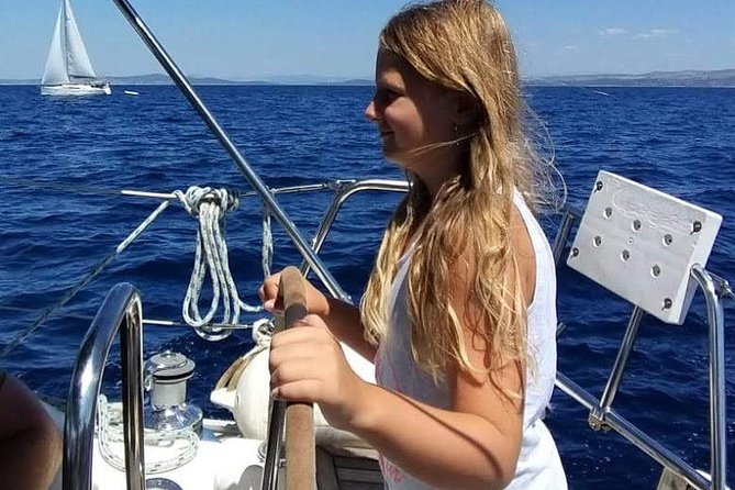 Sailboat tour to the islands - Learning the boat with a glass in hand
