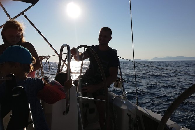 Sailboat tour to the islands - Sailing under wind toward Hvar or Brač