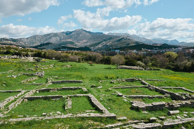 Salona & Amphitheater - Private guided tour - Admission incl. - The Cemetery of the 16 Sarcophagi