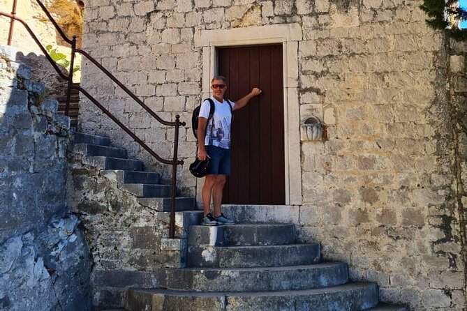 Secret Marjan Park Hiking Tour in Split - Pine-shaded trails above Split’s beaches