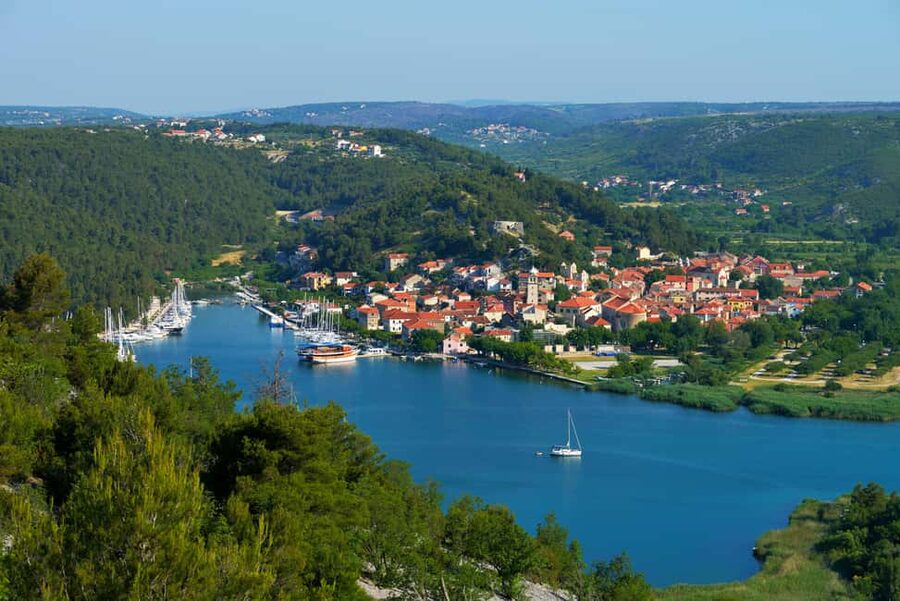 Sibenik: Stunning views, History & Tasting - Croatia in day - Kaštel Benković and the troubled crossroads