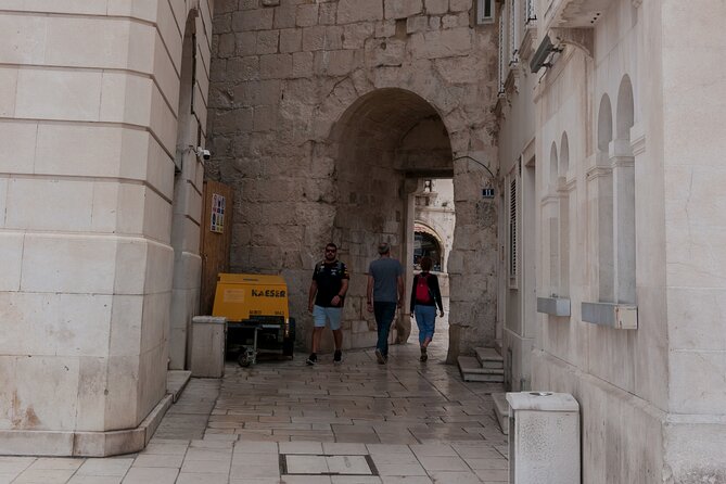 Sightseeing Split's Roman Ruins: A Self-Guided Audio Tour - The Peristyle and Vestibulum