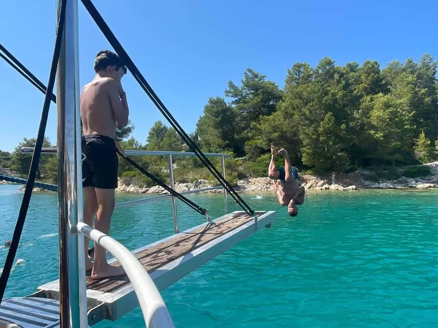 Split: Blue Lagoon and Šolta Boat Tour with Lunch and Drinks - Lunch, wine, and cold drinks on board