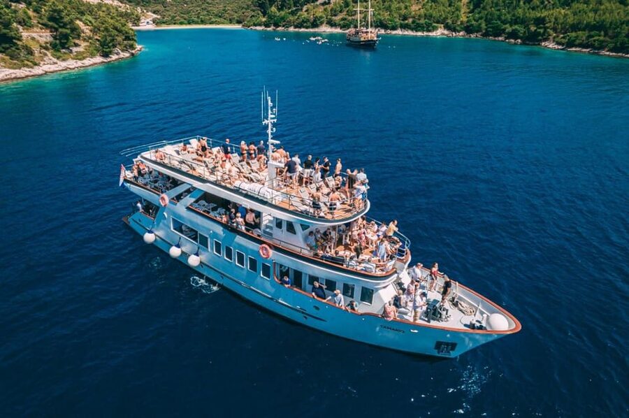 Split: Blue Lagoon, Shipwreck and Šolta with Food and Drinks - Two hours for swimming and shade