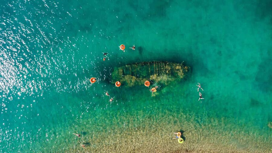 Split: Blue Lagoon, Shipwreck, & Šolta with Lunch & Drinks - Lunch on board, with a simple choice