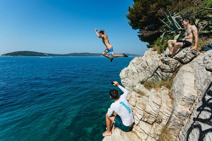 Split: Cliff Jumping & Deep Water Solo Tour - Meeting at Kasjuni Beach and getting ready