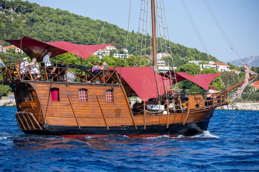 Split: Cruise on Columbo's Pirate Ship "Santa Maria" - Drinks on board and the pace of the cruise