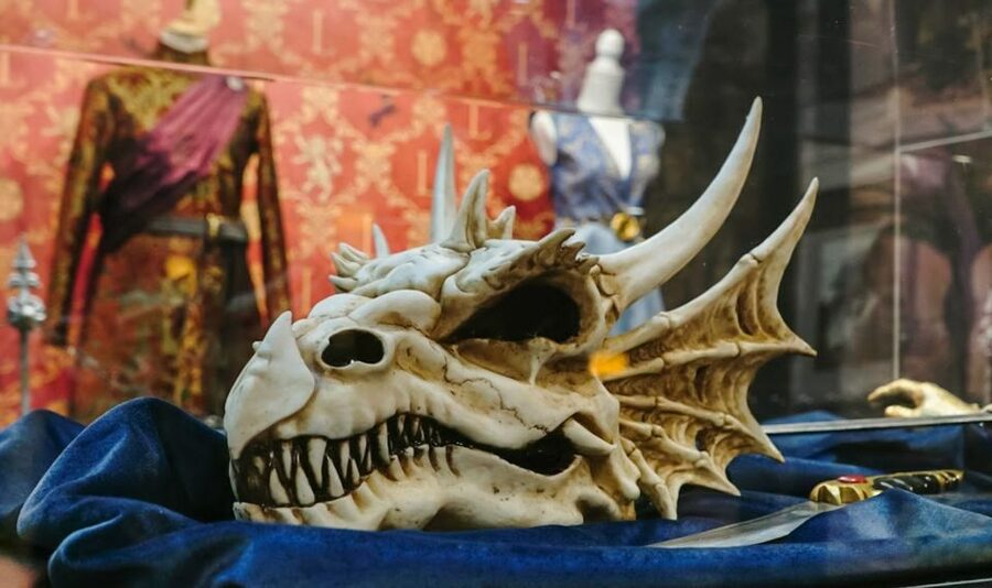 Split: Game of Thrones Museum Entrance Ticket - A dragon in the window points the way