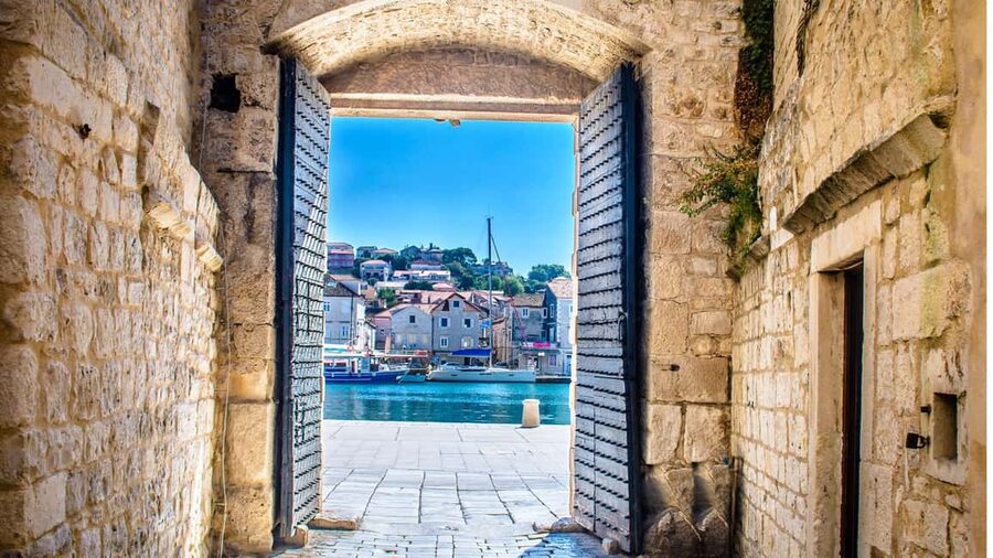 Split: Half-Day Blue Lagoon, Shipwreck, and Trogir Boat Tour - Blue Lagoon: sand, shells, and clear water