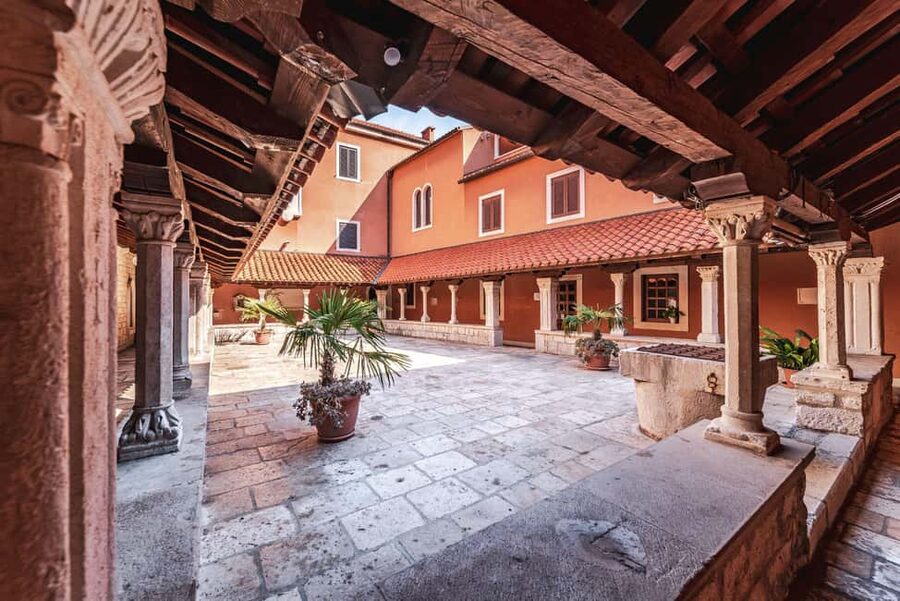 Split: Jewish Heritage & Diocletian's Palace Walking Tour - Who should book this walking tour?