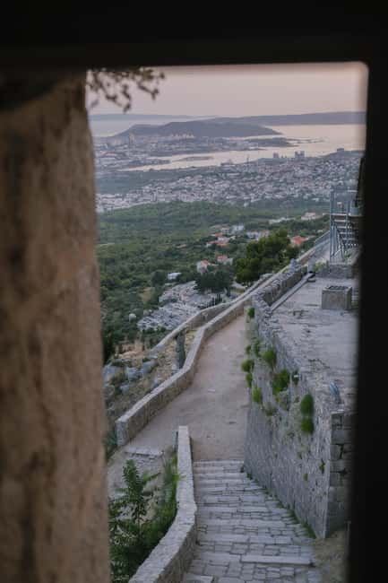 Split: Klis Sunset Sightseeing Bus Tour - The guide and audio options