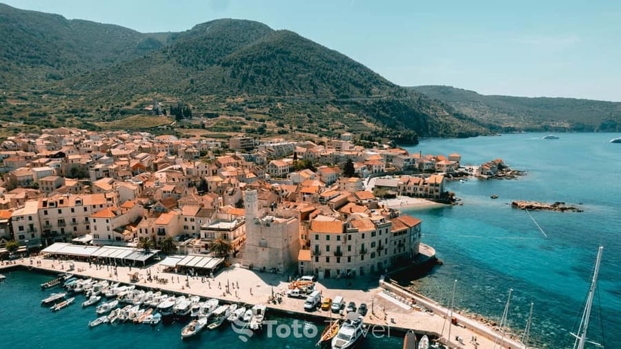 Split/Podstrana: Blue Cave, Hvar & 6 Islands Speedboat Trip - The crew makes the long day easier