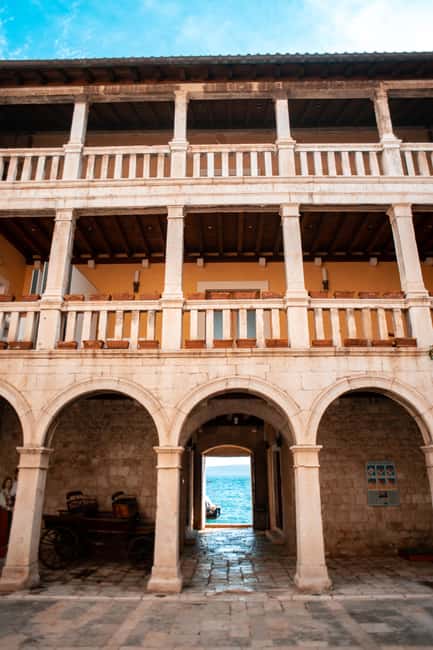 Split: Private tour to Salona, Vitturi castle and Trogir - Trogir: stone lanes and medieval grandeur