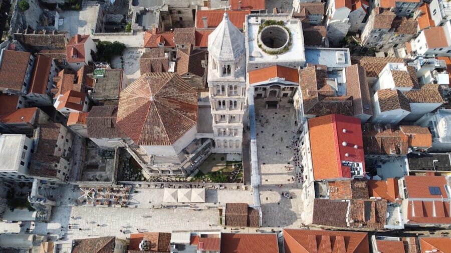 Split: Private Walking Tour for Families with kids (5-17y) - Puzzles that keep the whole family moving