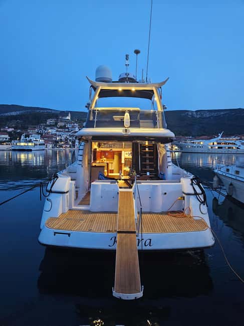 Split: Private Yacht Day Trip - Comfort on board, from showers to music