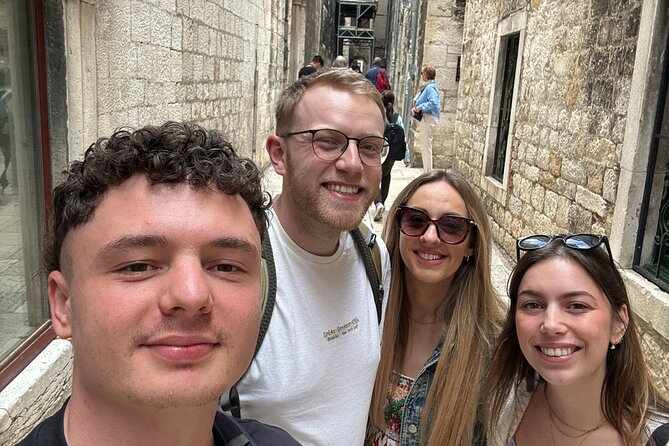 Split Quest Experience: Discover the City - Small streets, a strange fountain, and a local rhythm