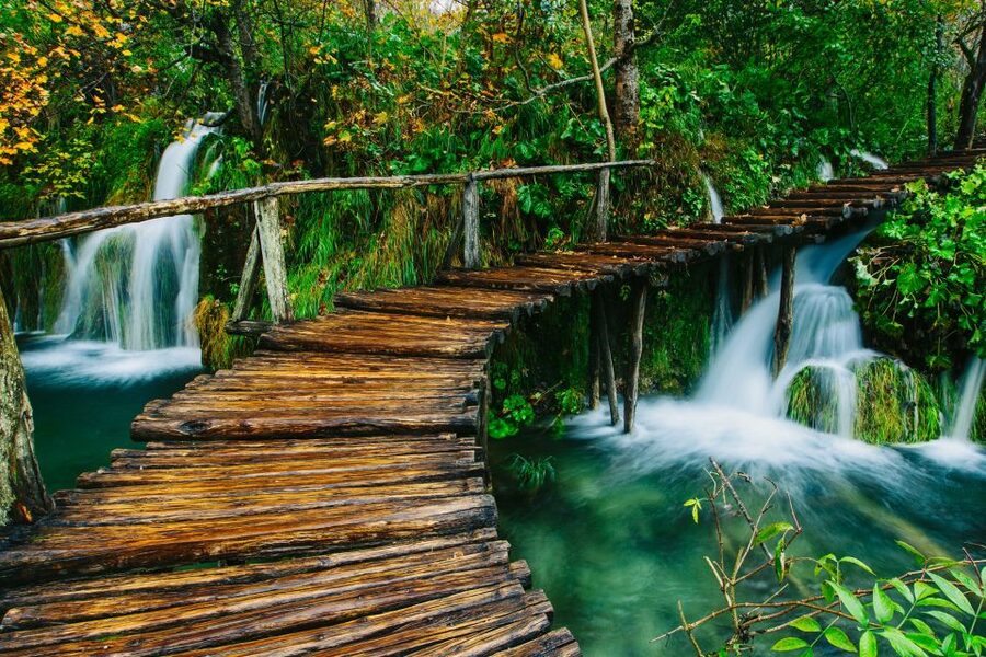 Split: Transfer to Zagreb with Plitvice Lakes Entry Tickets - Entering the 16 lakes of Plitvice