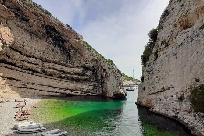 Stiniva, Green Cave, Blue Lagoon & Secret places - The crew: Jakov, Roko, Andrea, and Roza