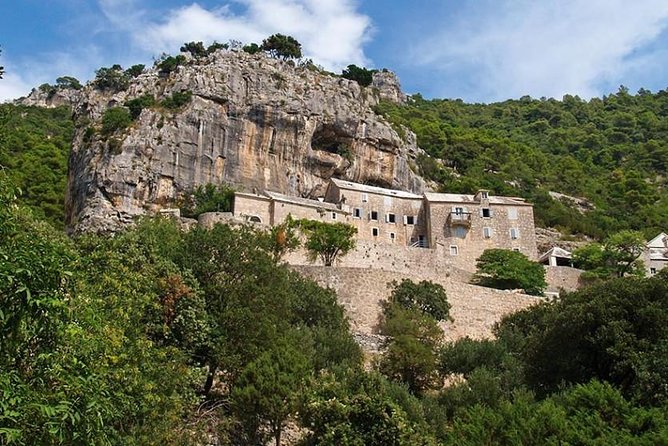 Taxi Supetar, Brač - Pučišća and the island’s white stone tradition